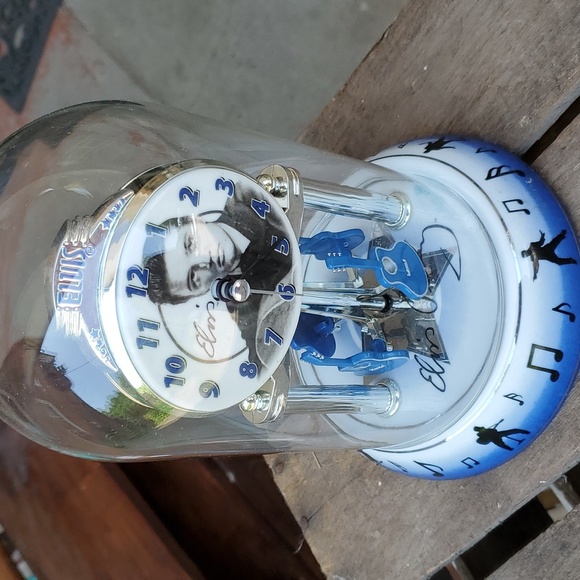 Kitchy Elvis clock with spinning guitars - Picture 2 of 12